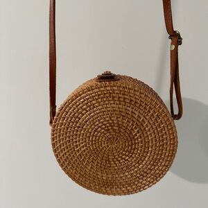 Round rattan cross body